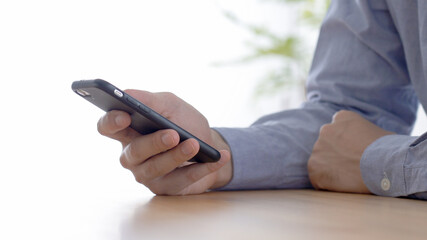 スマホを操作する男性