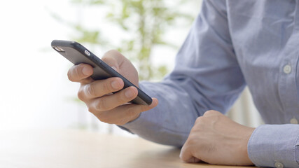 スマホを操作する男性