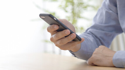スマホを操作する男性