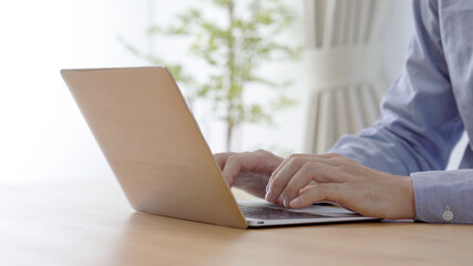 パソコンで仕事する男性