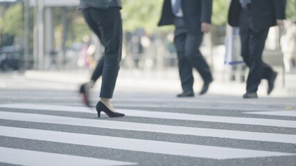 群衆・歩く人・横断歩道・東京駅