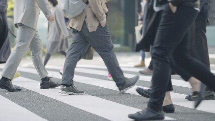 群衆・歩く人・横断歩道・東京駅