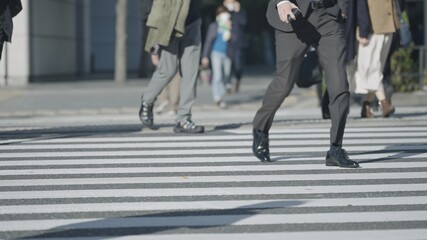 群衆・歩く人・横断歩道・東京駅