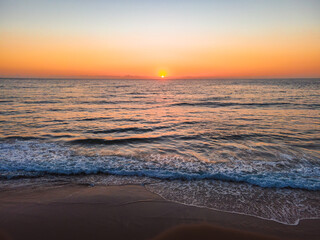Obraz premium Hazy sunrise seascape with low swell
