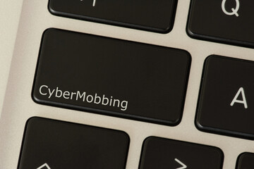 Ein Computer und Taste für Cyber Mobbing