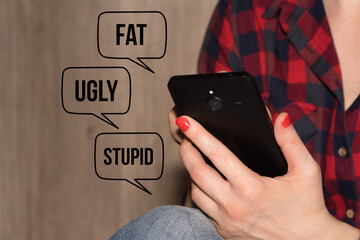 Eine Frau mit Smartphone und Cyber Mobbing