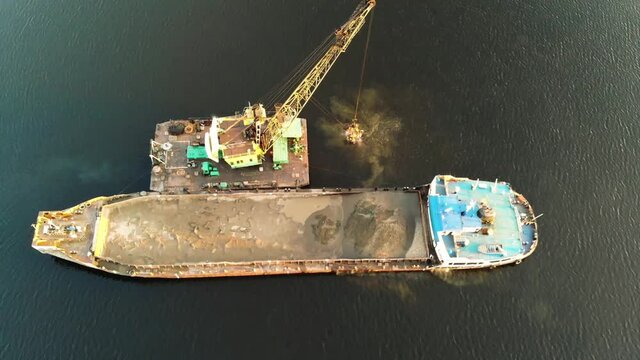 A scow dredger collects sand&nbsp;from&nbsp;the bottom of the river