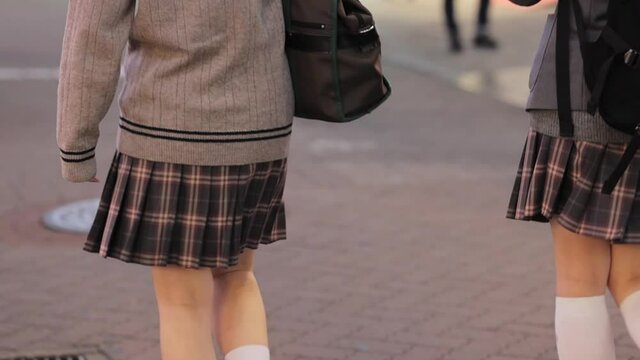 渋谷センター街を歩く制服の女子高生の後ろ姿