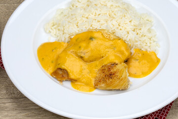 escalope de poulet , sauce au curry et riz dans une assiette