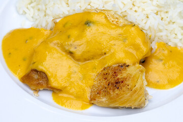 escalope de poulet , sauce au curry et riz dans une assiette