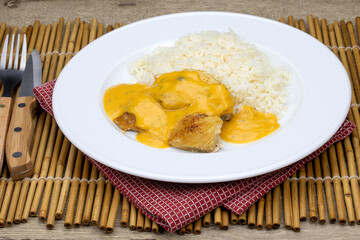 escalope de poulet , sauce au curry et riz dans une assiette