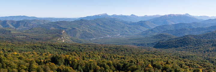 Obraz premium Panoramic view over mountains covered by forest