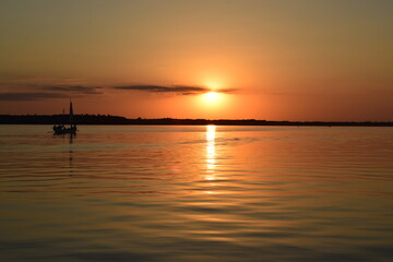 Fototapeta na wymiar beautiful and sunny sunset on the lake