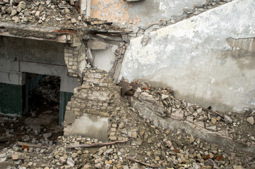 Blockage of bricks, pieces of concrete and other construction debris of the destroyed building.
