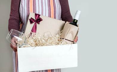 delivery service packing box packer wine sommelier bottle