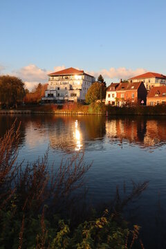 Immeubles sur le port de Wambrechies