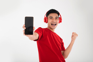 red t shirt guy yelling with smartphone in his hand