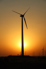 Obraz premium wind turbine at sunset