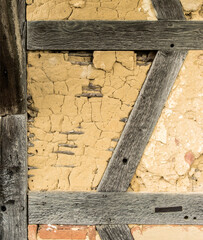 Détail de mur de ferme traditionnel en torchis à Courtes, France