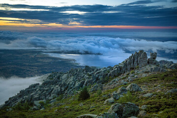 mar de nubes en la montaña 