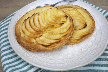 tartelettes fines aux pommes dans une assiette
