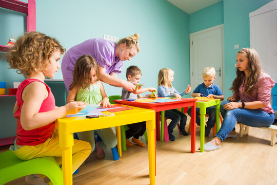 The preschool students with a tutor activities in art class