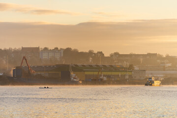 Obraz premium Kiel, Blick über die Kieler Förde auf den Ostuferhafen und die Schwentinemündung krz nach Sonnenaufgang