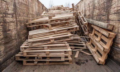 Blick in einen Container mit alten Holz-Paletten