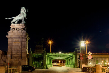 Nussdorfer Wehr in Wein bei Nacht