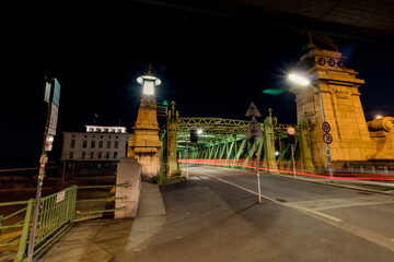Nussdorfer Wehr in Wein bei Nacht