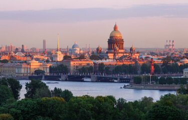Fototapeta na wymiar Pink spring sunset in Saint-Petersburg, Russia, view from the top of ITMO university tower