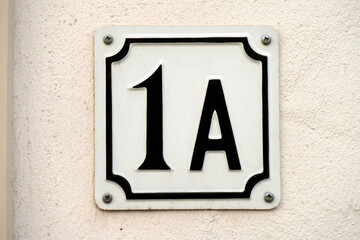 Hausnummernschild Nr. Eins A auf heller Hauswand, Deutschland, Europa