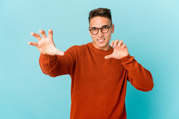 Naklejka premium Young caucasian handsome man isolated upset screaming with tense hands.