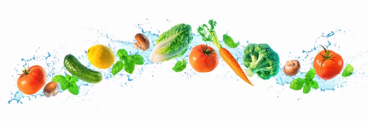 Foto op Plexiglas Verse groenten Verse groenten en water spatten op panoramische achtergrond