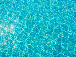 Fototapeta na wymiar Вода в бассейне голубого цвета переливается на солнце и блестит