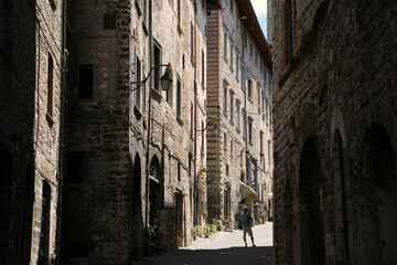 Fototapeta na wymiar Alley in the city of Gubbio in Italy