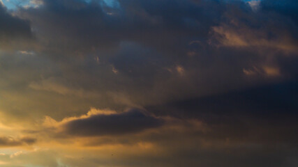 Le coucher du soleil est le moment propice pour observer de merveilleuses teintes chaleureuses sous certains types de nuages, ici des cumulus