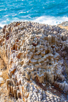 柱状節理の流紋岩のアップと日本海　島根県出雲市大社町　Closed-up columnar joint rhyolite rock and the Sea of Japan