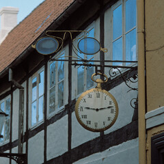 Fototapeta na wymiar Uhrmacher- und Optikergeschaeft in Ribe/Daenemark.