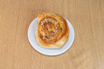 Pain aux raisins sur une assiette à café