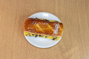 Une chocolatine sur un fond boisé