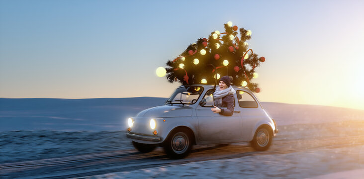 Auto mit beleuchtetem Weihnachtsbaum auf dem Dach