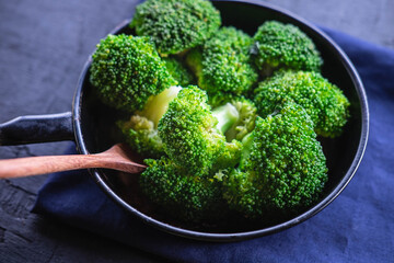 .Cook fresh broccoli vegetables Health food