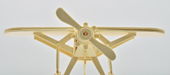 Avión de juguete hecho de madera sobre fondo blanco