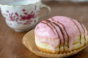 Krapfen mit rosa Zuckerguss
