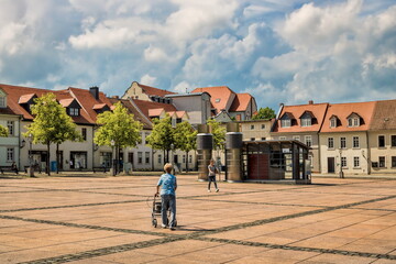 bernburg, deutschland - karlsplatz in der altstadt