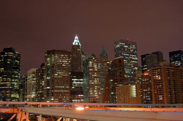 Vista nocturna de edificios emblemáticos de Manhattan, en Nueva York.