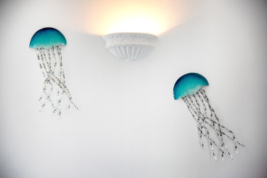 Lampadario da parete con decorazione a marina. Le meduse rappresentano il mare.