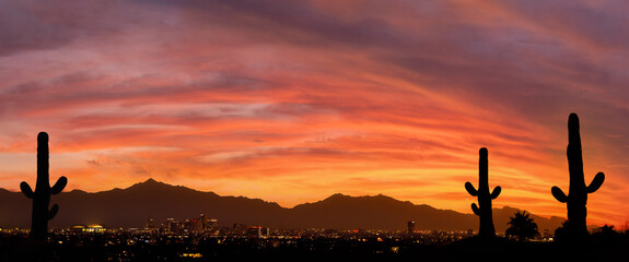 Ein pulsierender Sonnenuntergang über Phoenix Arizona