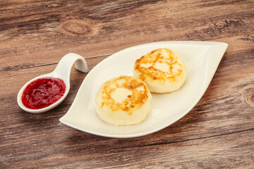 Cottage cheese pancakes with strawberry jam
